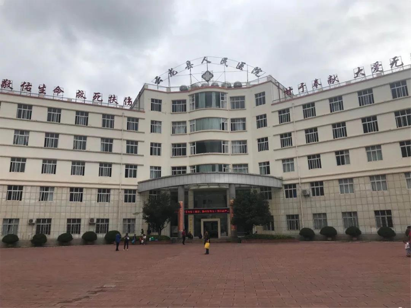 使用产品：机柜等 项目概述：云龙县人民医院始建于1950年7月，是云龙县唯一一所二级综合医院，是全县医疗和业务技术指导中心，承担着全县20余万人民群众和周边地区的医疗和急救任务。二〇一四年一月六日云南省卫生厅评定为「二级甲等医院」。