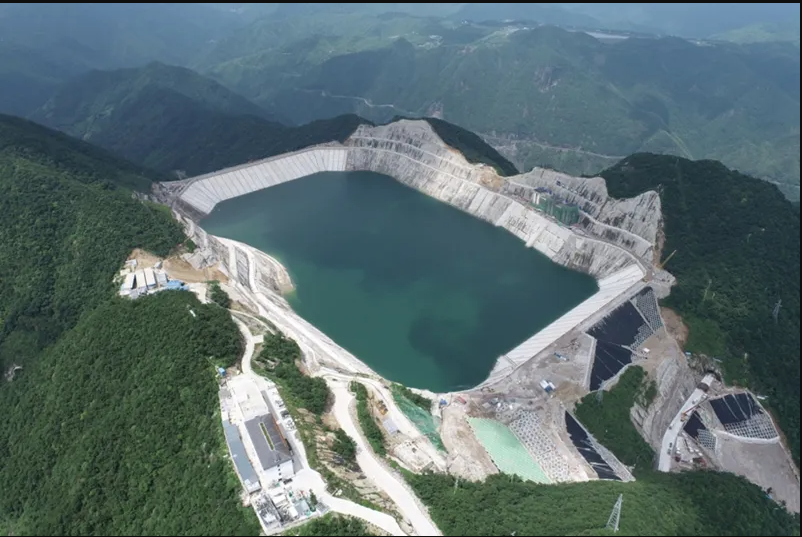 项目地址：浙江安吉天荒坪镇 项目点位：1800点 实施时间：2021年4月-2022年6月 结束时间：2022年6月 项目概况： 长龙山抽水蓄能电站计划安装6台发电机组，总装机容量为210万千瓦，主要由上水库、下水库、输水系统、地下厂房及地面开关站等组成。工程静态投资79亿元，总投资102亿元。项目建成后，将为"西电东送"提供配套。 项目内容及产品系列：（项目主要内容、主要产品，主要技术或主要任务） 主要设计了楼宇自控系统和智能照明系统 项目主要控制了电站里面的机房群控、空调机组、新风机组、送排风机、防火阀等设备